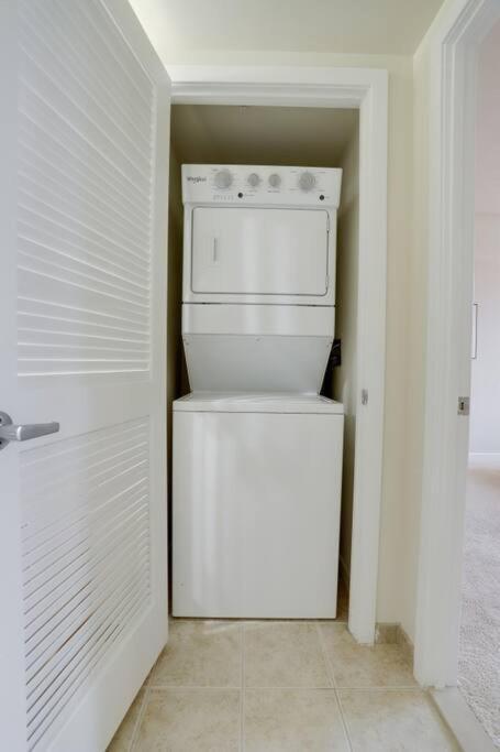 Upscale Comfort Next To Metro And Dining Арлингтон Экстерьер фото