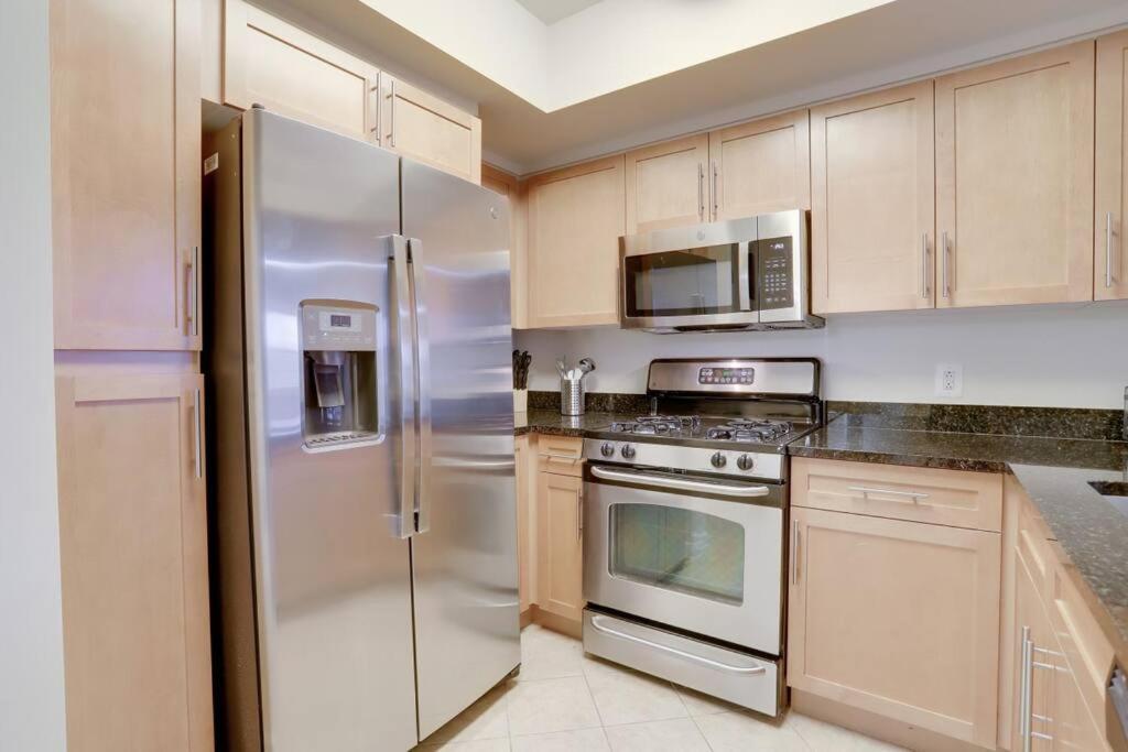 Upscale Comfort Next To Metro And Dining Арлингтон Экстерьер фото
