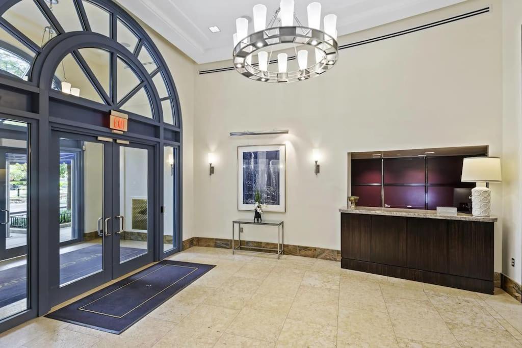 Upscale Comfort Next To Metro And Dining Арлингтон Экстерьер фото